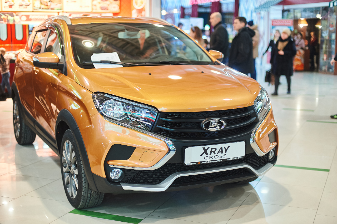АМК-Екатеринбург презентовал LADA XRAY Cross в ТРЦ Радуга Парк